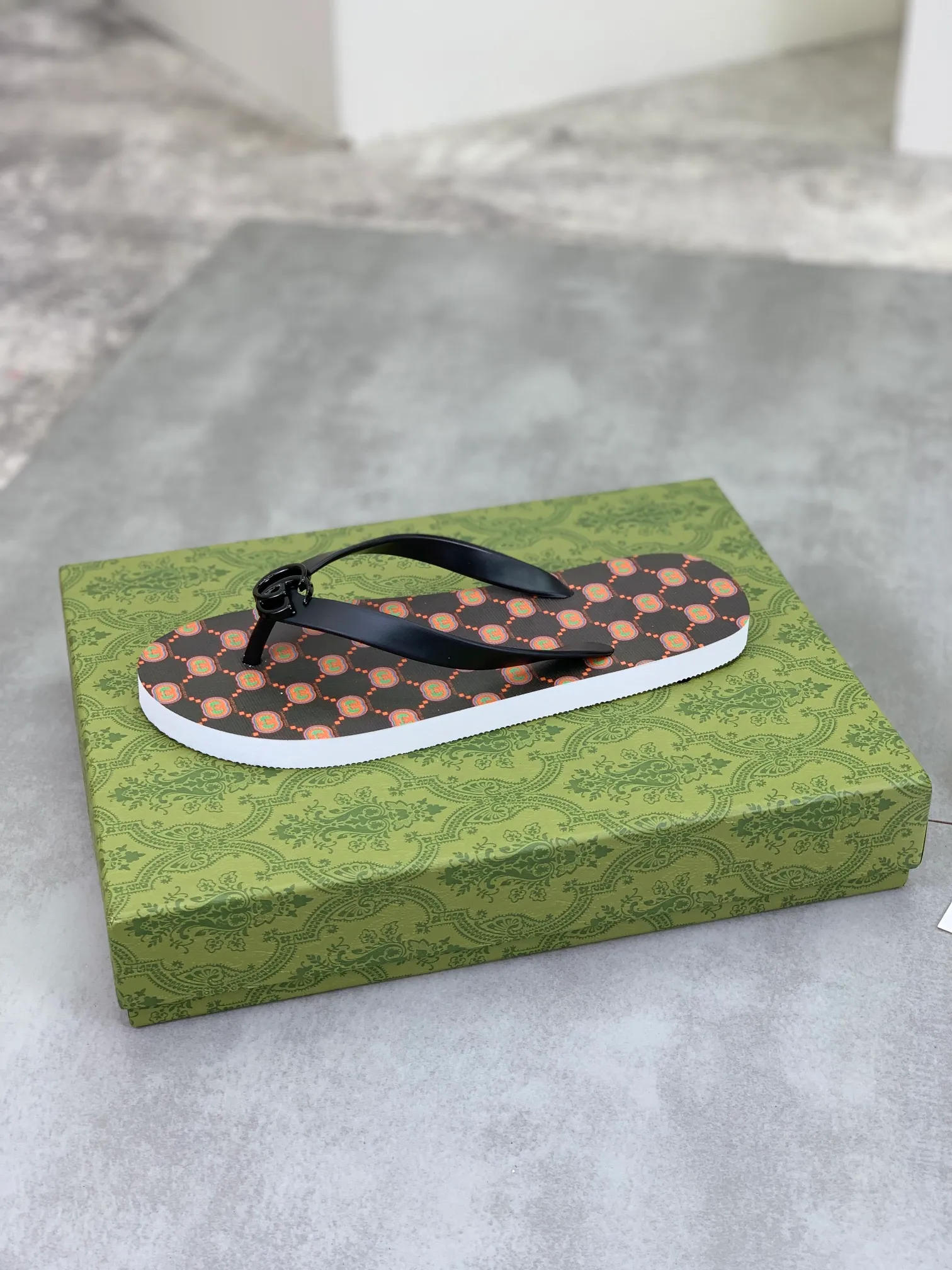 Men's men's shoes 💰P220💰【New style】🆘【GUCCI】Official website's popular Gucci adult couple 🧑‍🤝‍🧑 style, children's flip-flops are on sale at the counter simultaneously! Original fabric imported from Italy. Original bottom provided by the original factory. Size: Adult 36-45. Children’s size: 30-37. Multiple colors available.